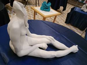 Gli 'abbracci' su tela ed in ceramica, l'arte suggestiva e teatrale di borozan conquista f